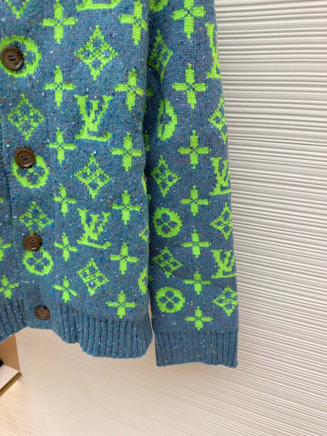 LOUIS VUITTON green yarn woolen jacket ●Authentic product: Purchased and developed for 12900 ●Item number: 1680367-C65 ●Fabric: wool fabric ●Technology: woolen making ●Version: loose fit ●Weight: about 850 grams ●Size: XS-S-M-L ●Description: This colored yarn is not in stock in the market. In order to restore the 1:1 effect of the original version, we use 100% wool to make a 1:1 color customization based on the original version. Customize the count of the original version + customize the color points on the original color yarn + customize the color of the original color yarn. The customization and coloring of the yarn alone takes 3 months. The dyeing cycle of the color yarn is long and time-consuming. The coloring and color testing is repeated more than 5 times before the final effect is determined; the loom adopts the latest 2022C The ixing 5-needle ultra-fine machine uses a 1:1 parallel knitting method based on the original version. Each piece takes 210 minutes. It is not like those ordinary computerized flat knitting machines. In order to rush the goods, the speed is turned to the limit. The stitches of the knitted pieces are of different sizes, with lettering and patterns. For our entire garment, the texture of the pieces is cleaned, without lettering, and there will be no patterning on the pieces, which greatly ensures the texture and clear texture of the pieces. The overall wiring is straight and delicate, the fabric is comfortable and soft, and the color is consistent without color difference. It can be matched with the same style to create a fashionable look and control various occasions. Customized accessories, complete with three standards, same style for men and women!